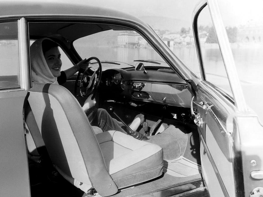 Интерьер Alfa Romeo Giulietta Sprint (750) 1954 года  (фото 3 из 9)